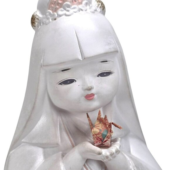 Vintage Japanese Ceramic Figurine White Kneeling Girl With Origami Crane JE370 - Picture 2 of 11